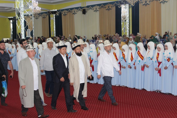 Азирети Муфтий "Козу кызы Бурмакан" аялдар окуу борборундагы бүтүрүүчүлөргө диплом тапшырды