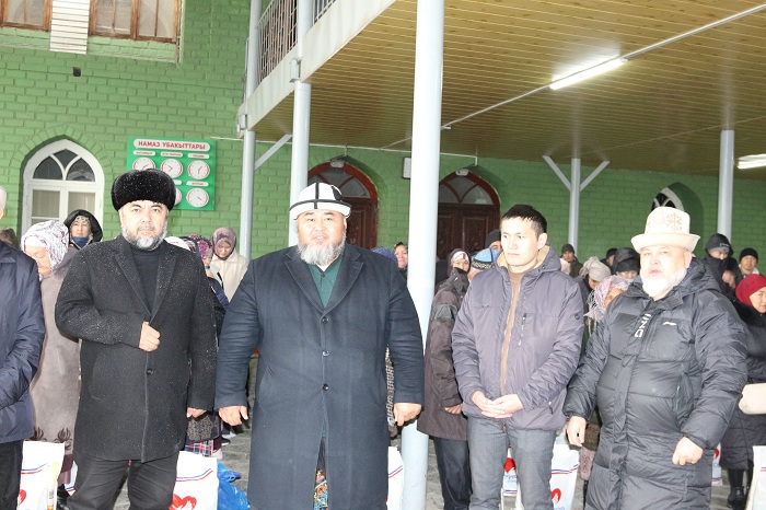 Ош шаарында муктаждарга азык-түлүк баштыкчалары таратылды